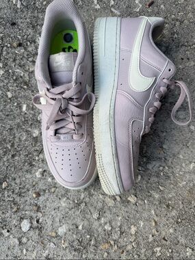 Nike Low-Top Sneakers in Lilac with White Swoosh